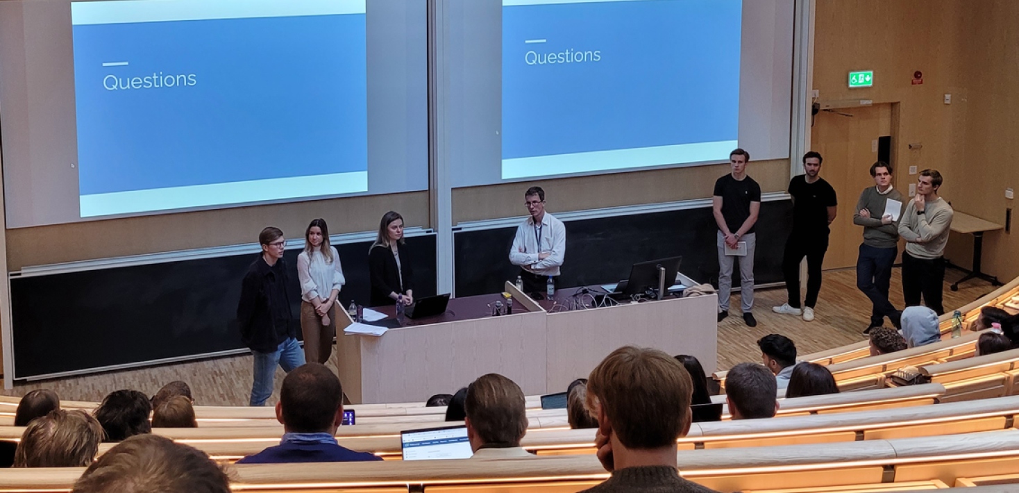 Studenter på kursen Corporate Finance / Företagsfinansiering ställer frågor till Björn Tibell, head 