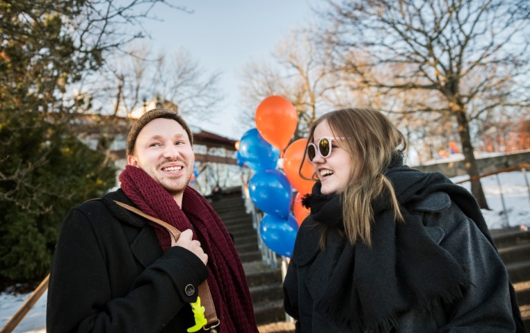 Två studenter utanför Aula Magna, med ballonger. Foto: Vilhelm Stokstad/Kontinent