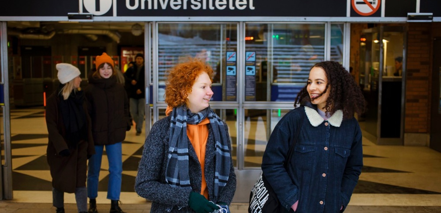 Studenter utanför tunnelbanestationen Universitetet.