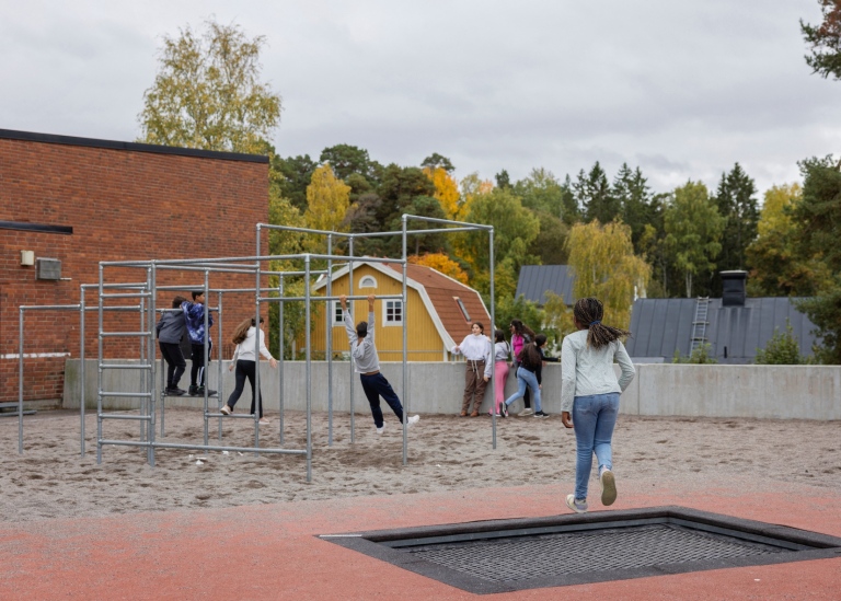Barnen leker på skolgård i Södertälje. Foto: My Matson/Dagens Nyheter