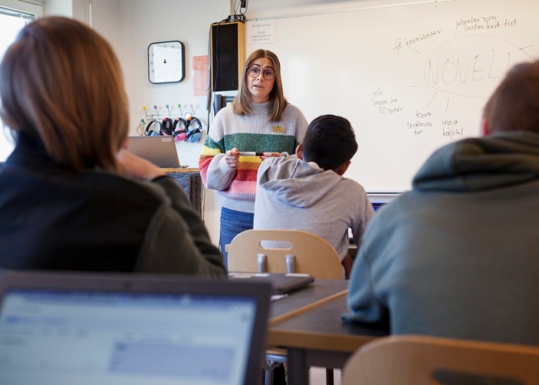 En lärare framför en skolklass.