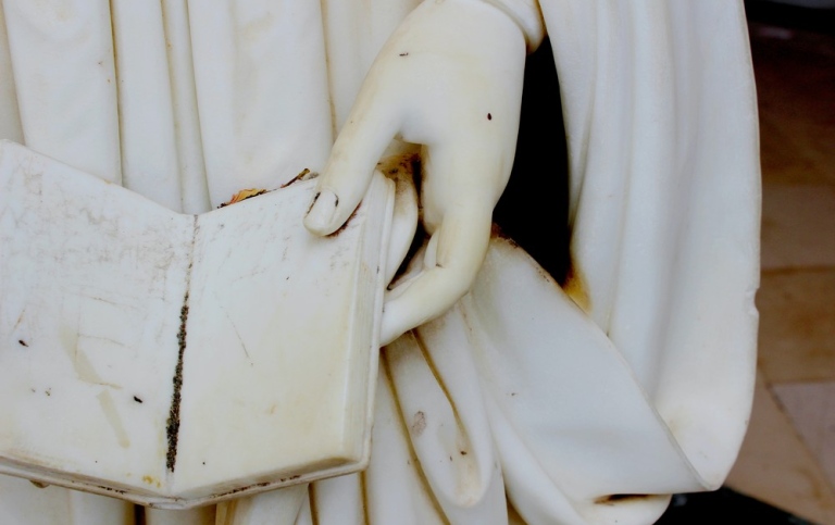Närbild på antik vit marmorstaty