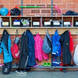 Förvaringsplats för ytterkläder och skor, krokar etcetera i skolmiljö