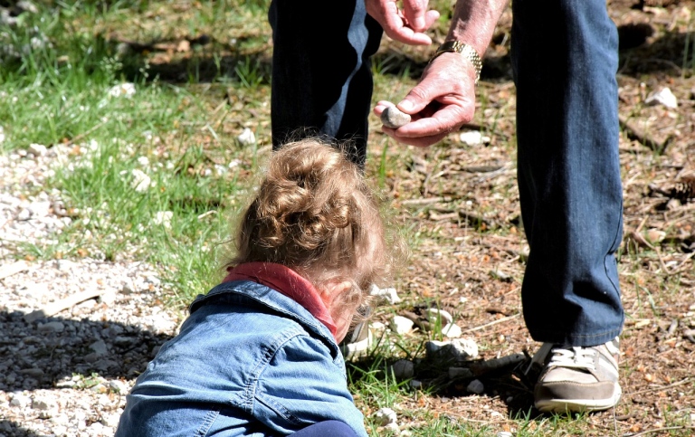 Ett barn leker med sin morfar