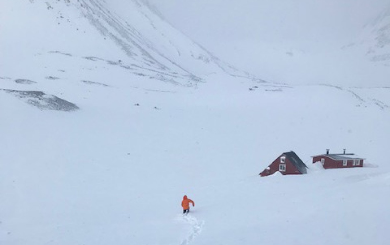 Snöskottning vid öppnandet av Tarfala forskningsstation. Foto: Annika Granebeck.