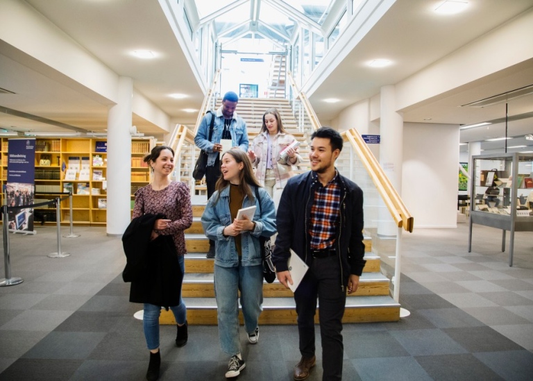 Studenter på Stockholms universitetsbibliotek.