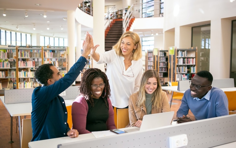 Socialt stöd på arbetsplatsen Foto: Kampus Production från Pexels