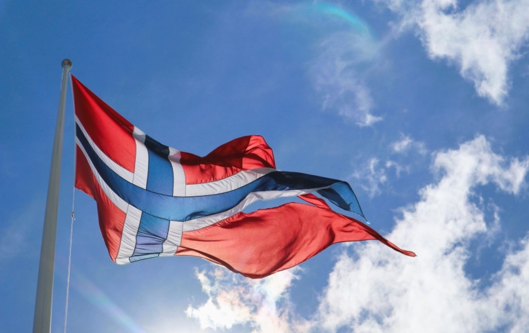 Norska flaggan mot blå himmel