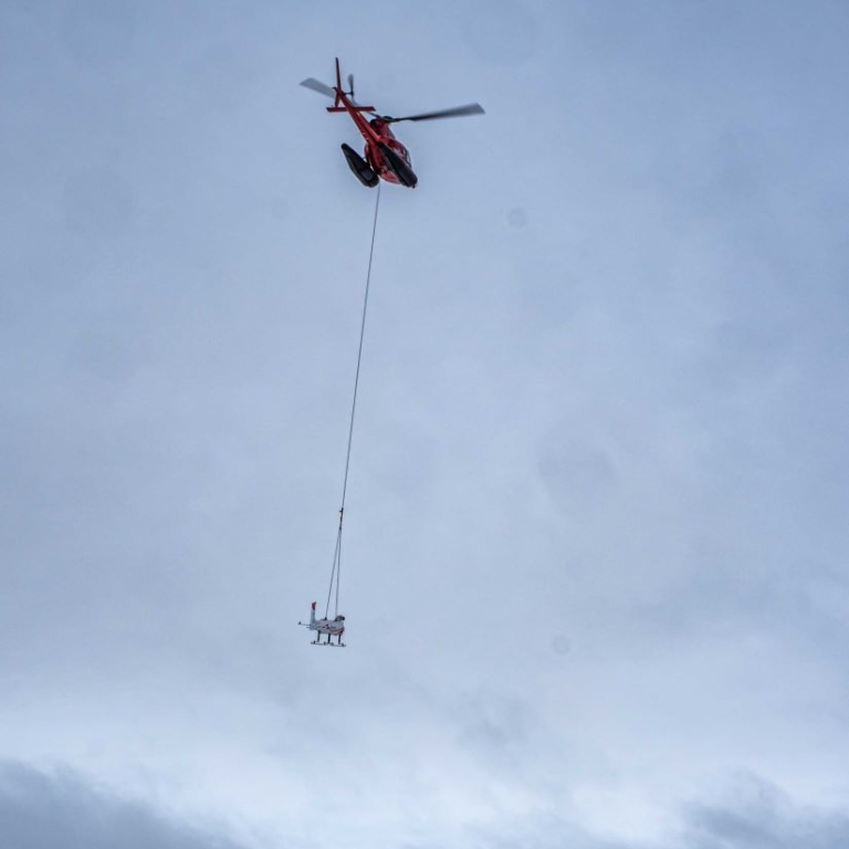 Helicopter transporting measuring device. Photo: Michael Tjernström/MISU/Stockholm University