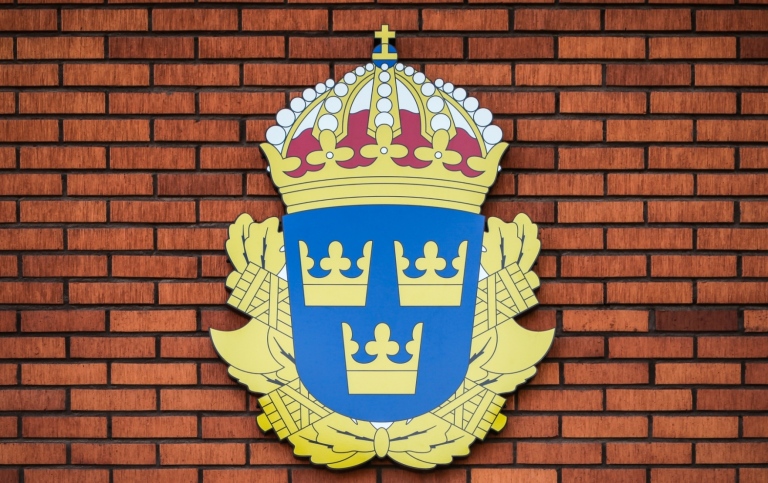 Polismärke på fasad