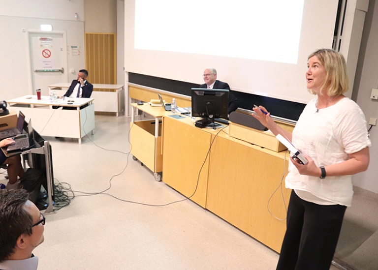 Professor Ann-Sofie Kolm vid Nationalekonomiska institutionen hälsar välkommen till disputationen