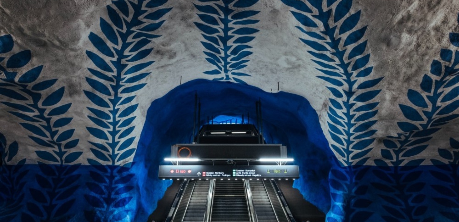 Bild på rulltrappan i en tom tunnelbanestation.