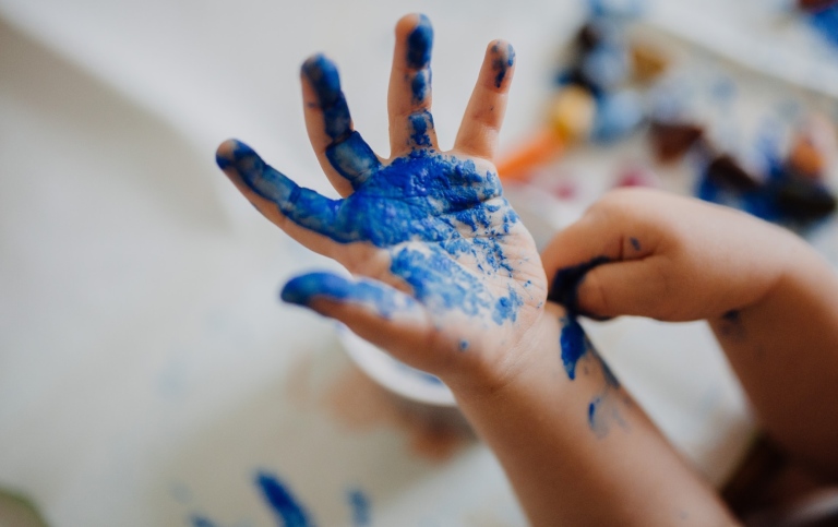 Ett barns blåmålade hand