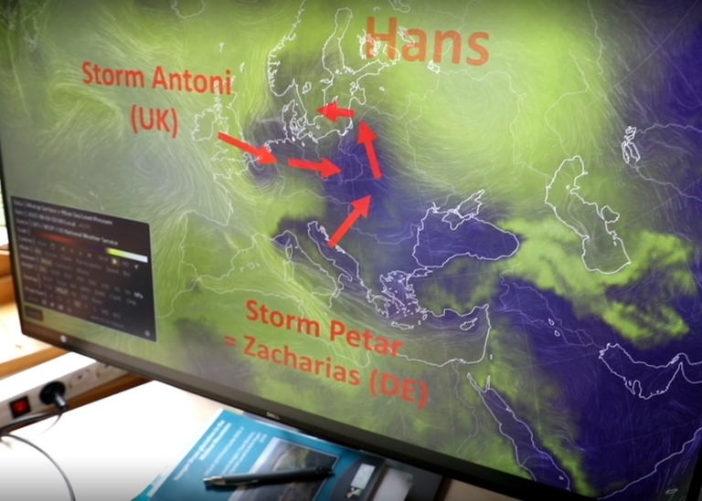 dator skärm med meteoroligsk karta om strom Hans