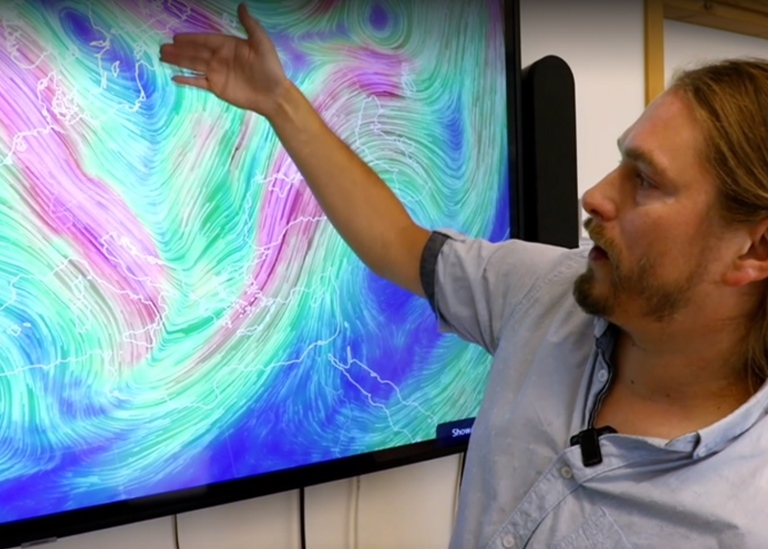 Forskare Frederik Schenk visar på en skärm ur storm Hans ligger ovanför Sverige