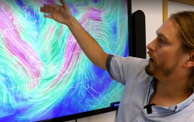 Forskare Frederik Schenk visar på en skärm ur storm Hans ligger ovanför Sverige