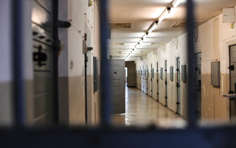 En lång korridor i ett fängelse