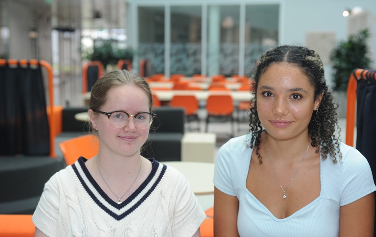 Anna Wickenberg och Nicole Nyberg läser kanditatprogrammet i matematik.