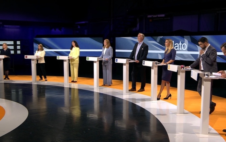 Skärmdump från slutdebatten i SVT med alla åtta partiledare. 