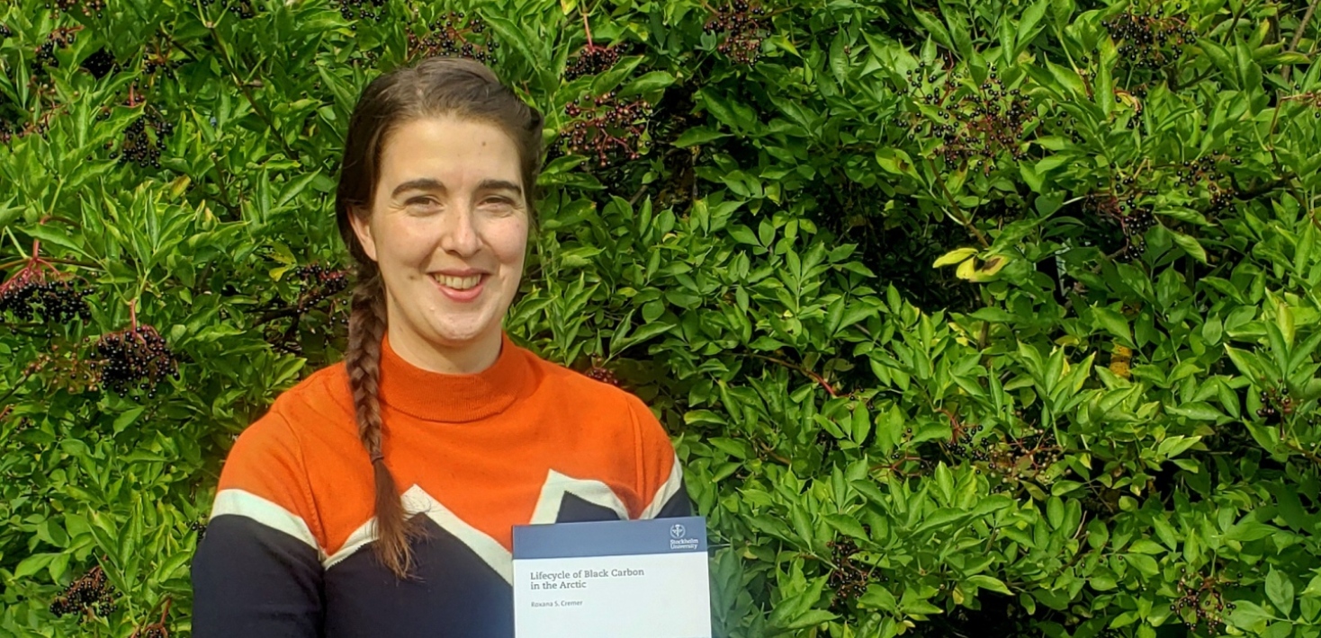 Roxana Cremer holding her thesis