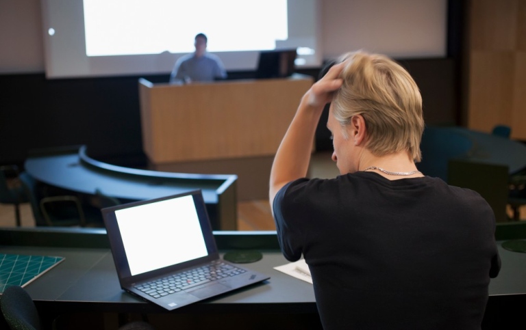 Student framför dator på föreläsning.