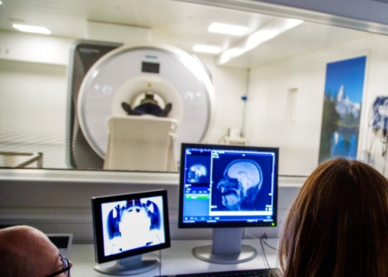 MRI och datorskärm med scannad hjärna