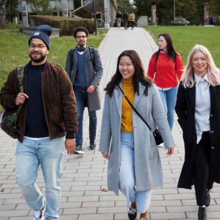 Studenter promenerar på campus