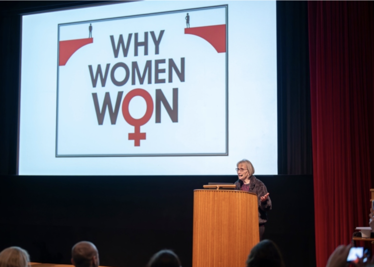 Claudia Goldin håller föreläsning under rubriken ”Why women won"