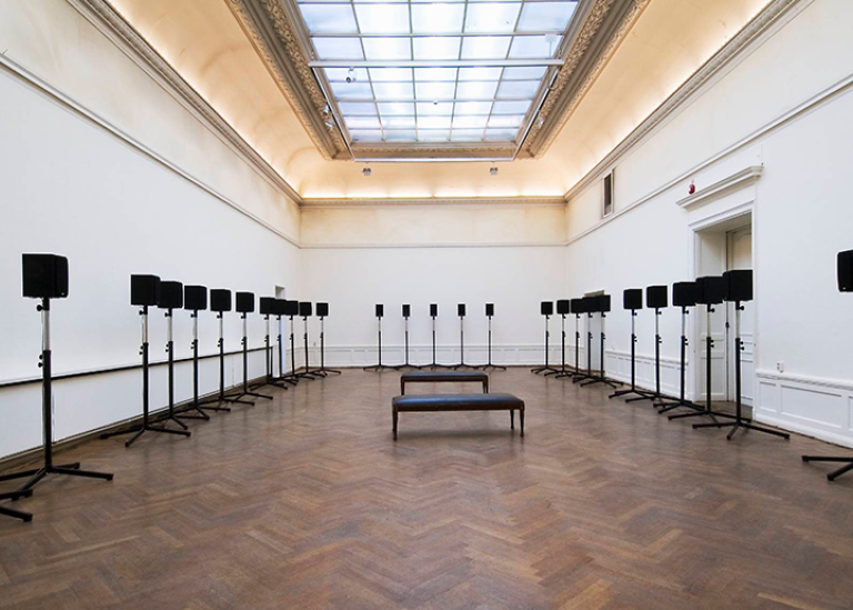 Installation av högtalare i utställningssal