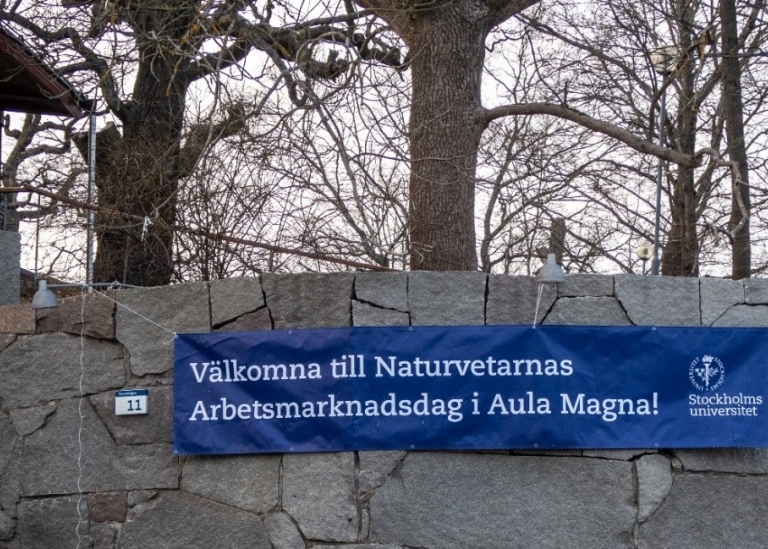 Bild på banner som hänger på en mur och välkomnar till Naturvetarnas arbetsmarknadsdag.