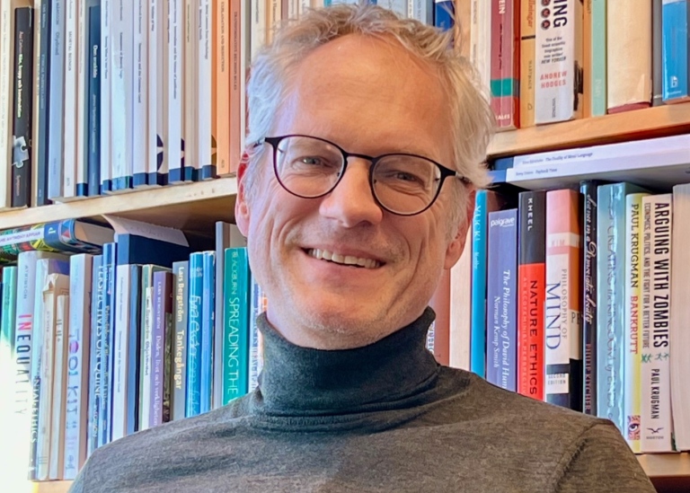 University lecturer Håkan Salwén