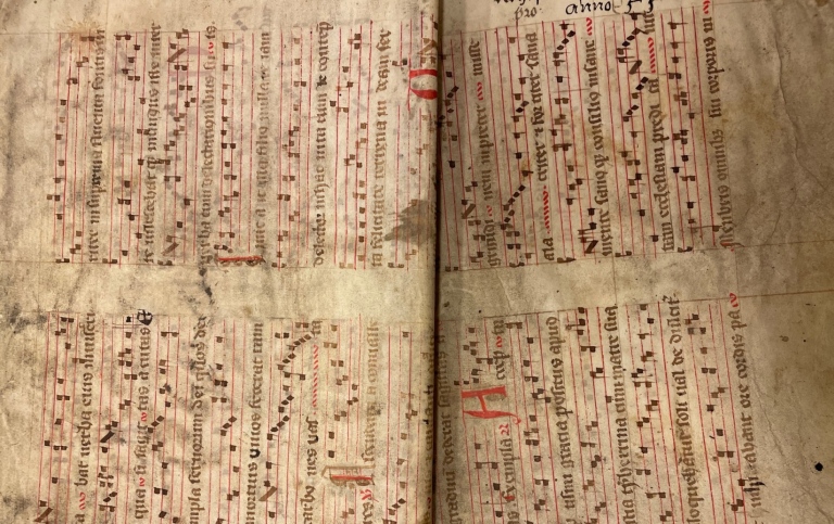 Papper med medeltida noter, vikt och slitet
