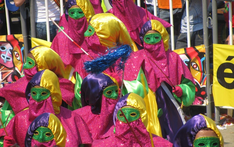 Carnaval de Barranquilla. Folk med masker och utkädda. Foto: Michele Mariani, CC BY-SA 2.0