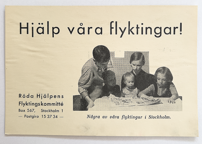 Tryckt kort med texten "Hjälp våra flyktingar!" på.