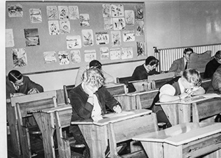 Svartvit bild från klassrum på 1950-talet.