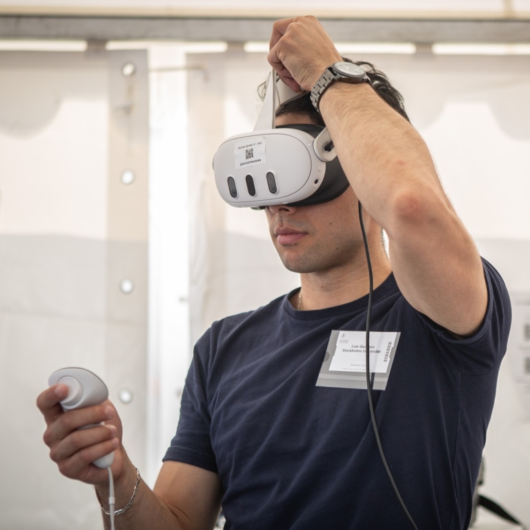 DSV's Luis Quintero demonstrating VR at Järvaveckan 2024. Photo: Kista Science City.
