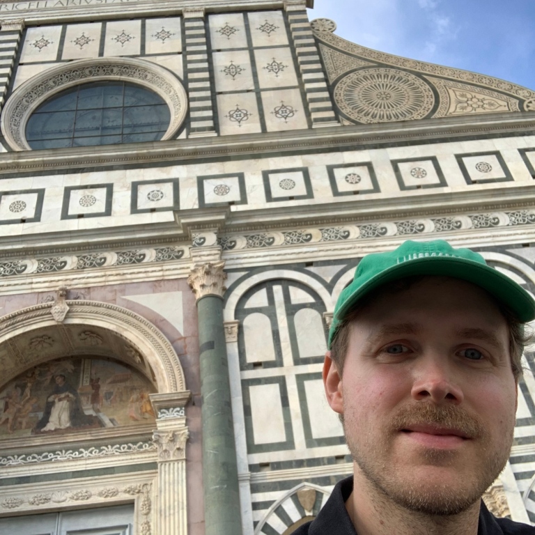 Martin Romatowski framför en kyrkobyggnad i Rom