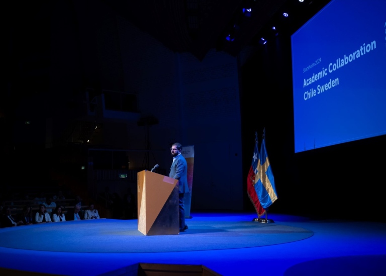 President Gabriel Boric Font talking in the Aula Magna auditorium.