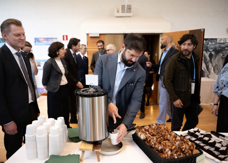 The Chilean President took the opportunityy to try some traditional Swedish fika.