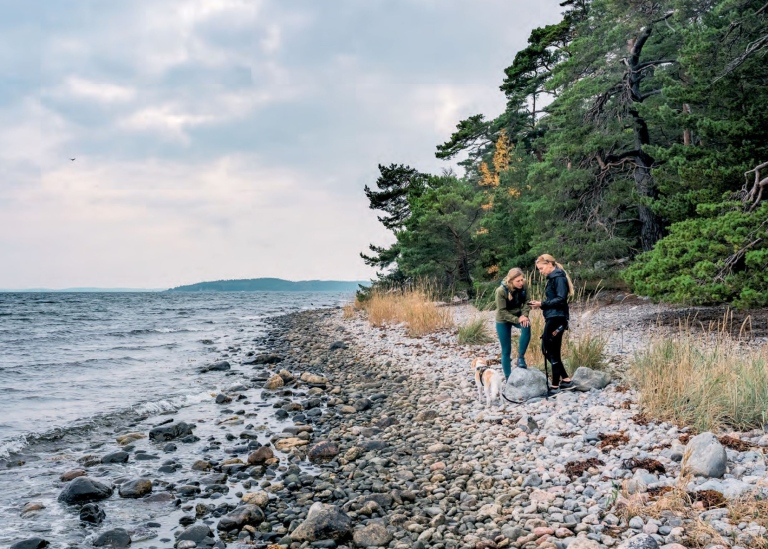 Annika Strandin Pers och Maja Lagerqvist på en stenig strand vid havet.