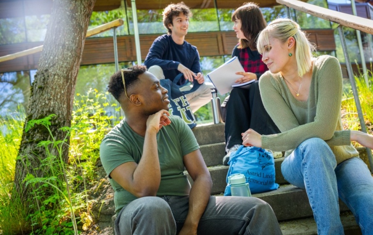 Studenter sitter i en trapp och pratar. Foto: Kristian Pohl/Stockholms universitet