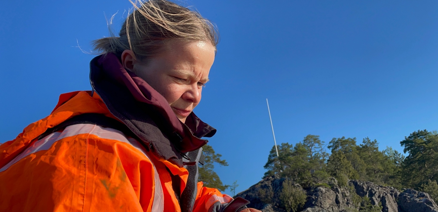 Sara Westerström drar upp fiskenät. FORCE 2024. Foto: Lisa Bergqvist.