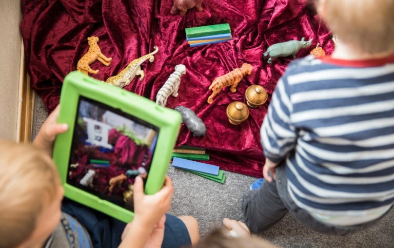 Barn 1-3 år filmar leksaksdjur med iPad på förskola. 