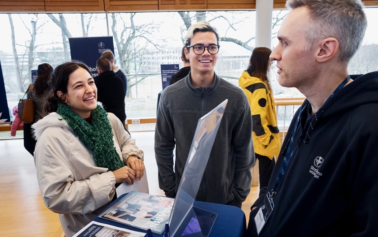 Students talking to a study administrator at Stockholm University
