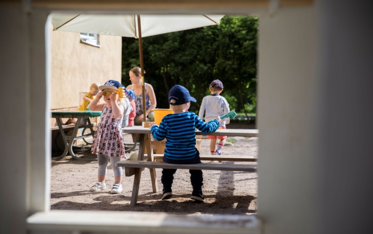 Förskola i Sverige, barn leker ute på gården.