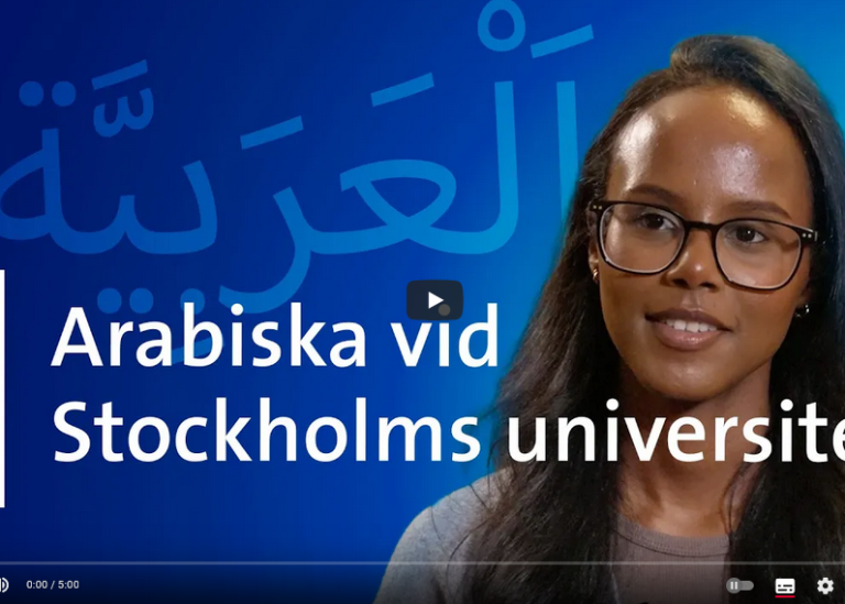 En kille tittar i kameran. I bakgrunden japanska tecekn. I förgrunden text Japanska vid Stockholms u