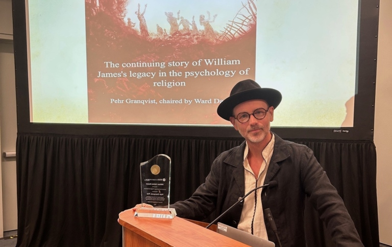 Professor Granqvist receiving the William James Award in 2023. Photo: Ward Davis