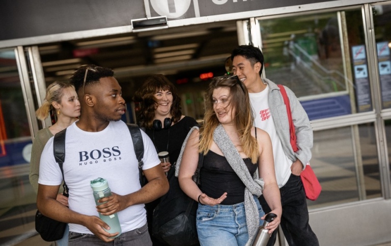 Fem studenter vid utgången från tunnelbanan. Fotograf: Kristian Pohl/Stockholms universitet