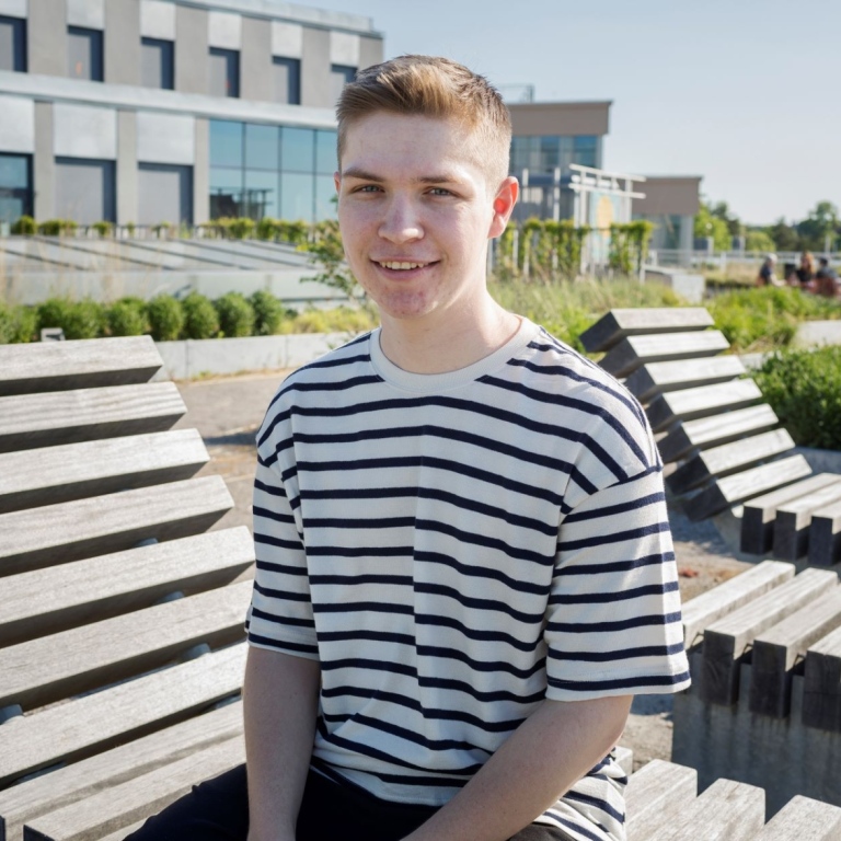 Manlig student på campus albano.