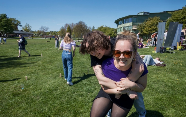 Lärarstudenter som spelar och leker ute på gräsmatta vid Campus Frescati.